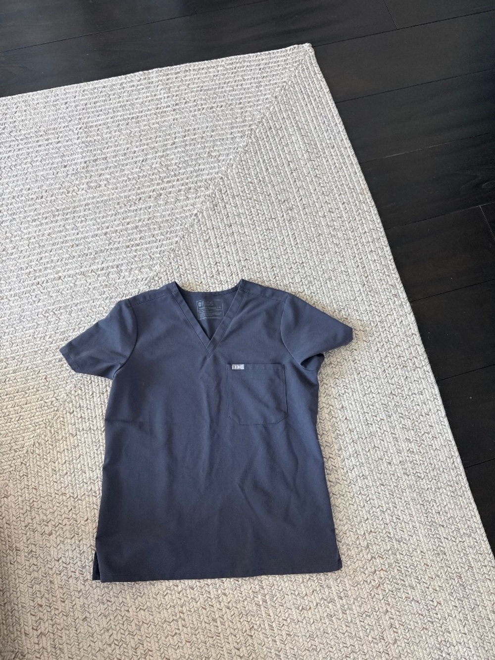 Gray Figs scrub top M